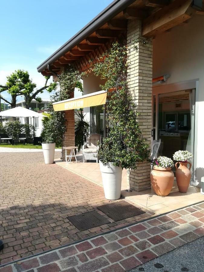 Villaggio Turistico Dei Tigli 파뎅게술가르다 외부 사진